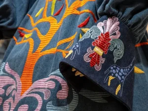 Peça de roupa com bordado de castelo branco