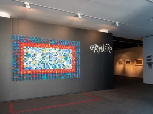 entrada do museu cargaleiro com quadro e assinatura dele na parede