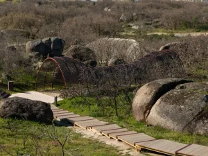 caminho pedestre através de uma paisagem natural do parque do barrocal