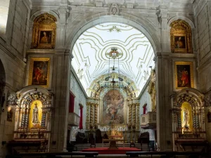 vitrais de tetos trabalhados do interior de uma catedral
