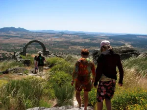 Pessoas a caminhar para o arco da capela de são joão, em Monsanto