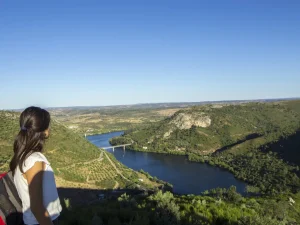pessoa no alto de uma serra a ver o vale de rio tejo e as portas de ródão