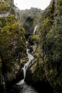 cascata elevada a correr pelas rochas