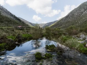 rio zêzere a descer pelo vale glaciar, na serra da estrela