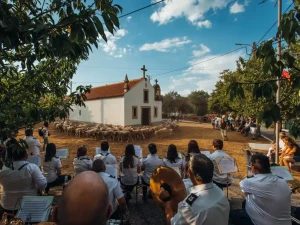 publico da festa de Vila Franca da serra a assitir à bênção dos rebanhos